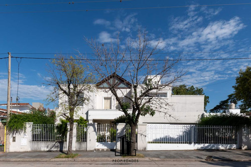 Casa 4 Dormitorios, Quincho Separado Y Pileta