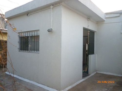 Casa Con Garaje Descubierto, Amplio Frente, Fondo Con Árboles Frutales Y Quincho