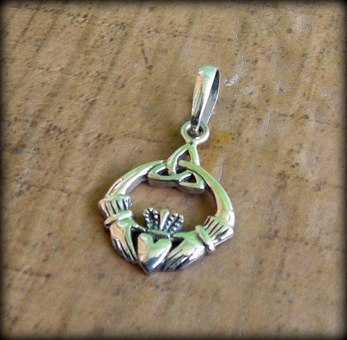 Atacado 10 Pcs! Pingente Tríquetra Claddagh Full Crown Prata
