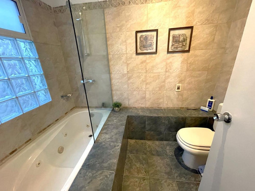 Imagen 24 de 25 de Venta Apartamento Pocitos Cuatro Dormitorios Dos Garages Dos Patios Servicio