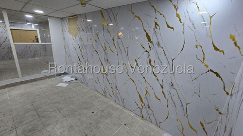 Ms: 25-24198 Se Vende Amplio Y Cómodo Galpón En Catia. A=867m2, 2b, 8p.