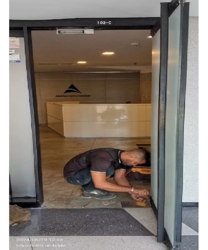 Fabricación, Reparación Y Mantenimiento De Puertas De Vidrio