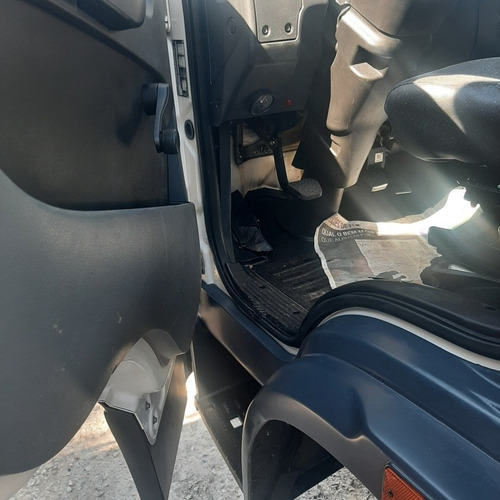 Imagem 11 de 13 de Caminhão 3/4 Mercedes-benz Accelo 815 Cesto Aéreo