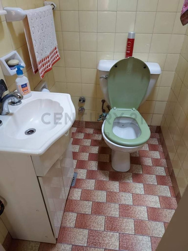 Uruguay 2729 Entre Juan B. Justo Y Gral Acha - Casa En Venta - Quilmes