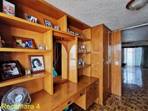 Casa De 215m2t / 347m2c / 4r / 3.5b / 1a / Vigilancia
