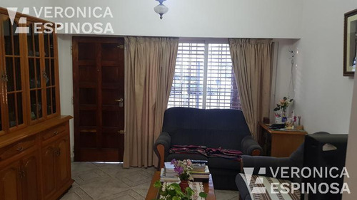 Casa De Tres Ambientes En Venta. Hurlingham.