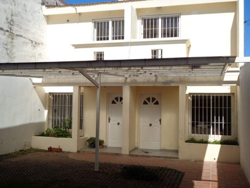 Barrio Alta Córdoba - Casa De 2 Dormitorios, Amplia Y Luminosa Con Cochera Cubierta, Cocina Comedor, 2 Baños Y Patio Con Césped