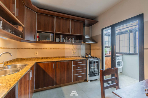 Venta De Casas De Altos En Malvin A Metros Del Mar, Cochera