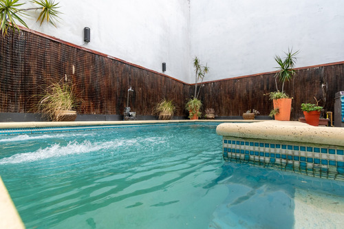 Casa · Venta · 5 Ambientes · Barrio Naon · Mataderos · Piscina · Cochera · Jardín · Playroom