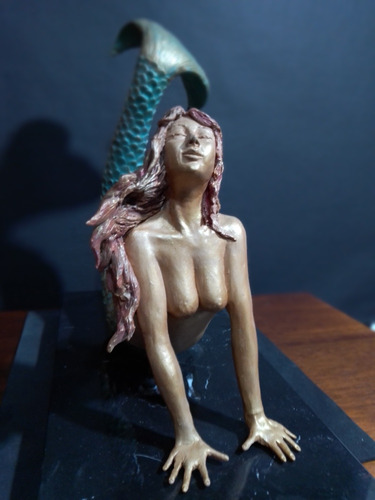 Escultura De Sirena Color Bronce Con Base De Mármol 