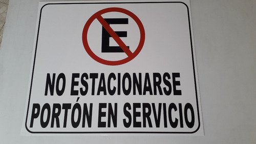 Imagen 1 de 1 de Letrero No Estacionarse Porton En Servicio 60x70cm Lamina