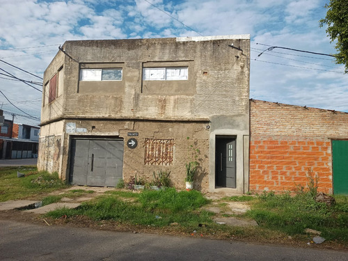 Casa De 2 Hab, Cochera Para 3 Vehículos Y Departamento P/a