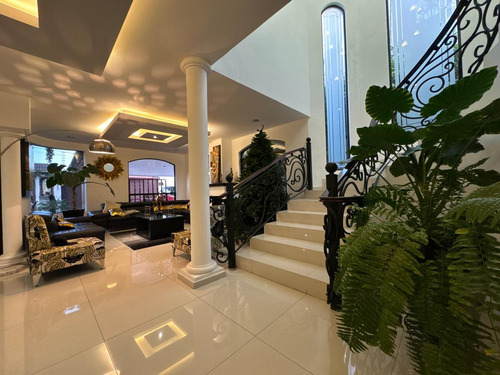 En Venta Espectacular Residencia En Los Bosques