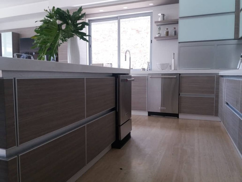 Imagen 7 de 27 de Adriana Atienzo Vende | Moderna Casa En Urb. Guaparo (foc-559)
