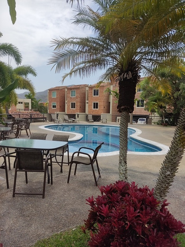 Town House En Venta En Residencias Vista Al Lago Altos De Guataparo Valencia. St