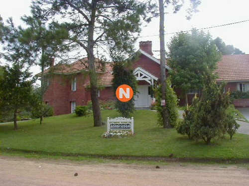 Casa En Venta, Golf, Punta Del Este, 5 Dormitorios.- Ref: 205482