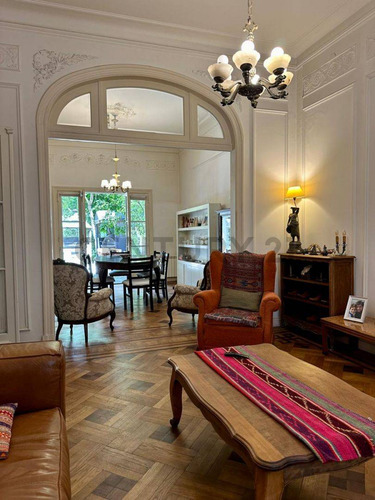 Casa De Estilo En Venta En La Plata