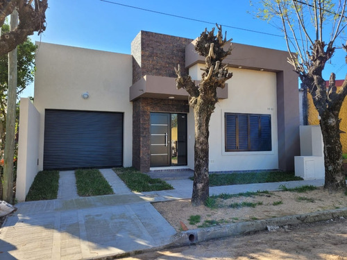 Imagen 2 de 18 de Casa A Estrenar, Calle Sargento Garcia. A 400 Mts De Plaza Centrica - San José - Entre Ríos.