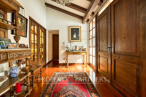 Casa Chilena En Sector Residencial, Cercana A Cole...