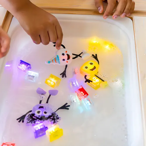 Juego De Baño Muñeco Glo Pals + 2 Cubos C/luz Activados Agua Color Multicolor