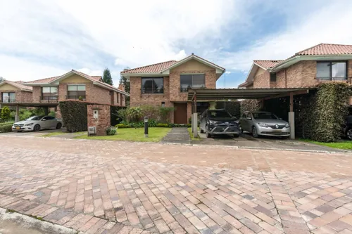 Casa En Venta En El Tejar. Cod V8390
