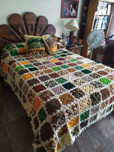 Colcha Artesanal Tejida A Mano Con Dos Cojines