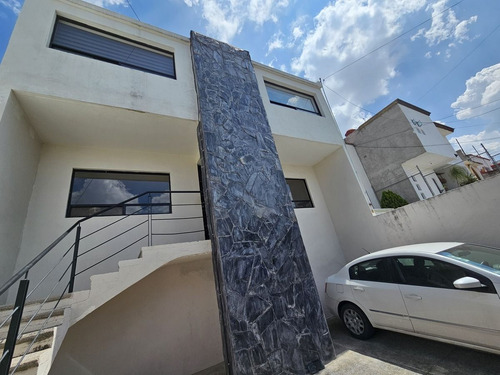 Casa En Venta En Tejeda Corregidora, 4 Habitaciones Y Jardín
