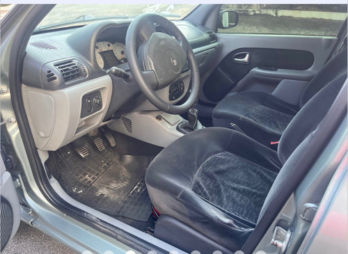 Renault Clio Sedan 1.6 16v Privilège Hi-flex 4p