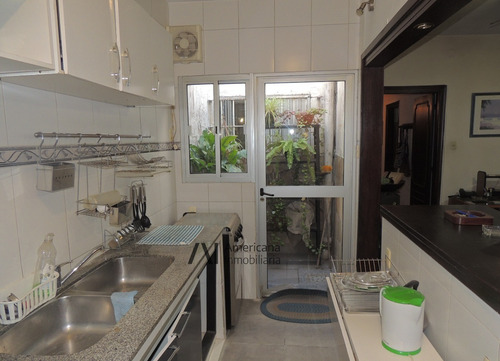Imagen 7 de 14 de Venta Casa En Pocitos. Fondo Con Parrillero Garage, Terraza Al Frente.