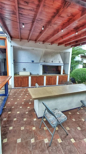 Salón Para Eventos Y Festejos Familiares En Quinta Arbolada