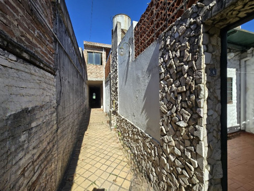 Venta Casa De Pasillo Dos Dormitorios Y Patio