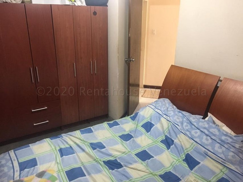 Imagen 11 de 13 de Casa Venta Prados Del Este Mls #22-17848 Estupenda Casa De 3 Niveles Para Remodelar, Fresca E Iluminada En Urb, Con Calle Cerrada, 24/7 Cuenta 2 Bellos Salones
