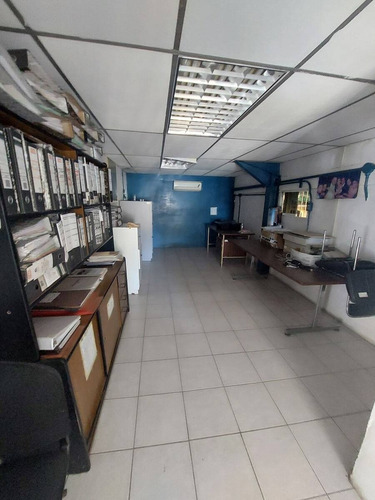 Venta De Galpón. Zona Industrial La Quizanda. Portón De Acceso En El Frente Del Galpón De 4 M. De Altura Con Santamaria. Mr.