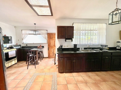 Venta De Casa Con Amplia Terraza En Los Angeles De San Rafael De Heredia