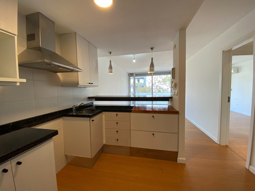 Apartamento Con Terraza Al Frente, 1 Dormitorio Y Garage.