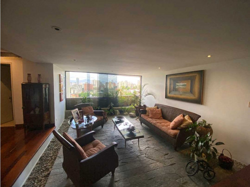 Venta De Hermoso Y Comodo Apartamento En Las Palmas, 280m2.