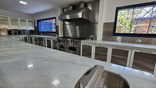 En Venta Impresionante Casa Ubicada En La Urbanización La Floresta 24-27529