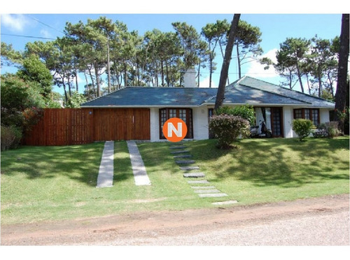 Casa En Venta Y Alquiler, Lugano, Punta Del Este, 3 Dormitorios.- Ref: 206054