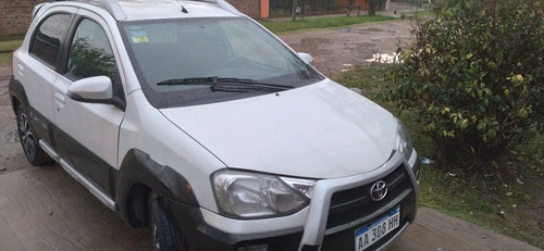 Toyota Etios 1.5 Cross 2015