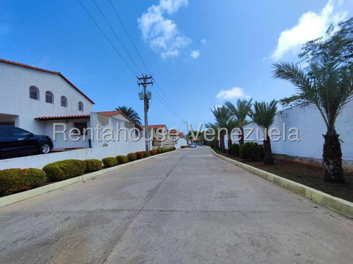 Bello Townhouse En Los Robles De 4 Hab Y 4 Baños. Xm 25-14565