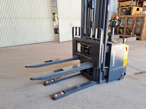 Apilador Electrico Liugong 2000kg 5.5m