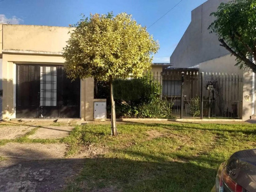 Casa En Venta - 2 Dormitorios 1 Baño - Cochera - 300mts2 - Los Hornos, La Plata