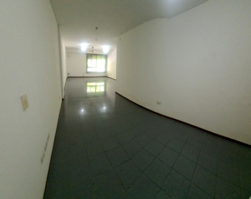 Salguero Al 500 Y Av. Corrientes, Almagro. Primer Piso Por Escalera. Al Frente. 2 Ambientes. Superficie Total Y Cubierta 64 M2. Impecable Estado. Apto Crédito. Apto Profesional