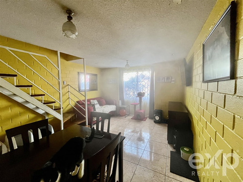 Casa En Venta De 2d, 1b Y Estacionamientos En Puente Alto