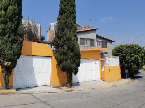 Casa Grande Con 4 Recamaras Y Jardin