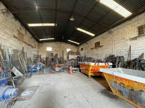 Imagen 4 de 7 de Galpón Con Oficina · Sobre Colectora Vélez Sarsfield · 233m²