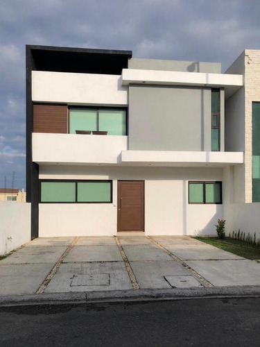 Imagen 1 de 12 de Lomas De La Rioja, Casa En Renta De 3 Recámaras , Super Equipada