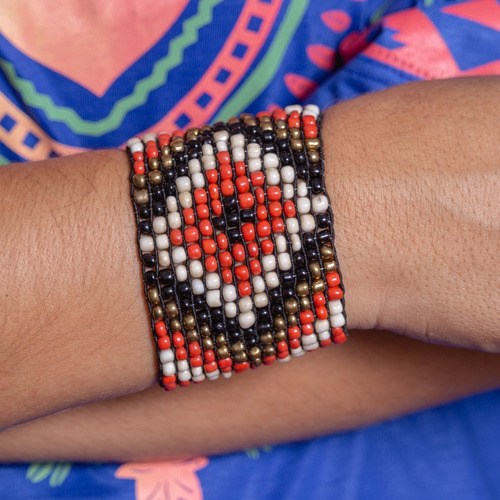 Imagem 3 de 3 de Pulseira Indígena De Missangas Com Fecho De Madeira