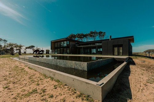 Casa En Venta Primera Linea Al Mar Punta Del Este (ref: Bpv-10119)
