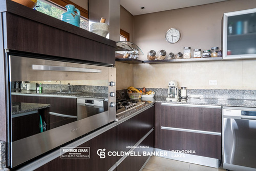 Venta - Exclusiva Casa De 8 Ambientes, 5 Dormitorios, 6 Baños En Barrio Las Vertientes.